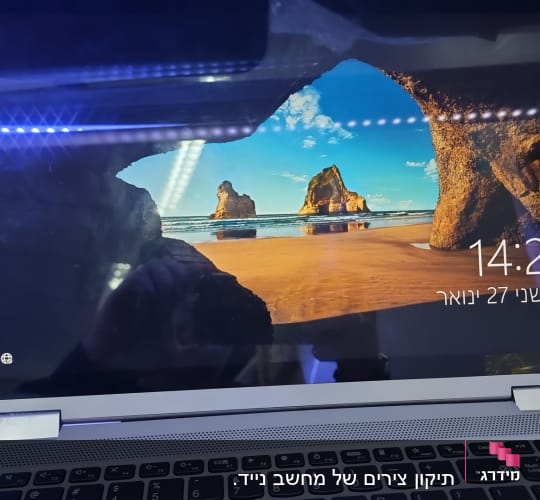 מחשב נייד עם מסך פתוח ותצוגת רקע